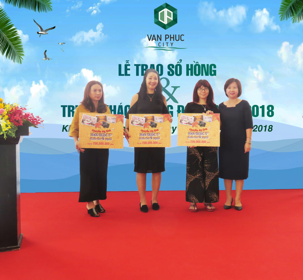Bà Hương Nguyễn - Tổng Giám đốc Công ty CP Bất động sản Đại Phúc Land trao tặng chuyến du lịch Ocean World Hàn Quốc trị giá 200 triệu đồng cho khách hàng giao dịch thành công trong tháng 4/2018.
