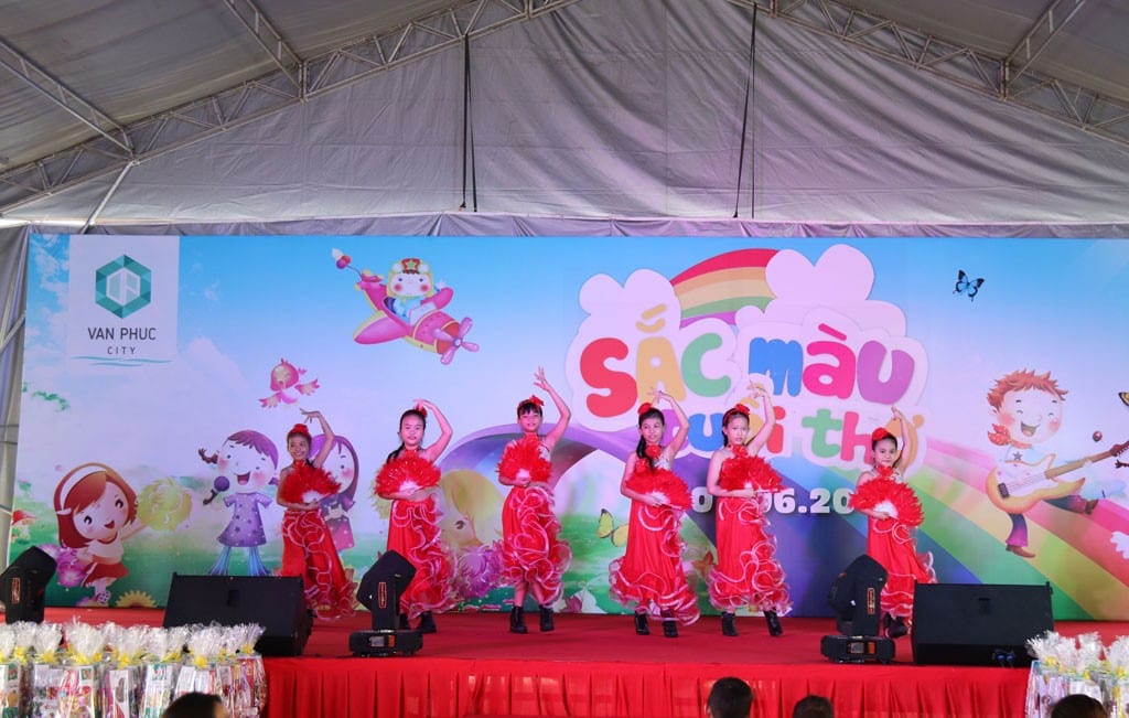 Ngày hội "Sắc màu tuổi thơ" ngập tràn trong bóng bay và sắc màu rực rỡ 