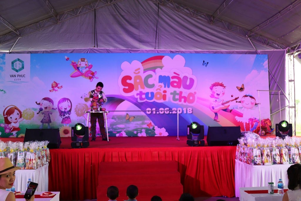 Biểu diễn xiếc thú và ảo thuật là các tiết mục được các em thiếu nhi yêu thích, chăm chú theo dõi