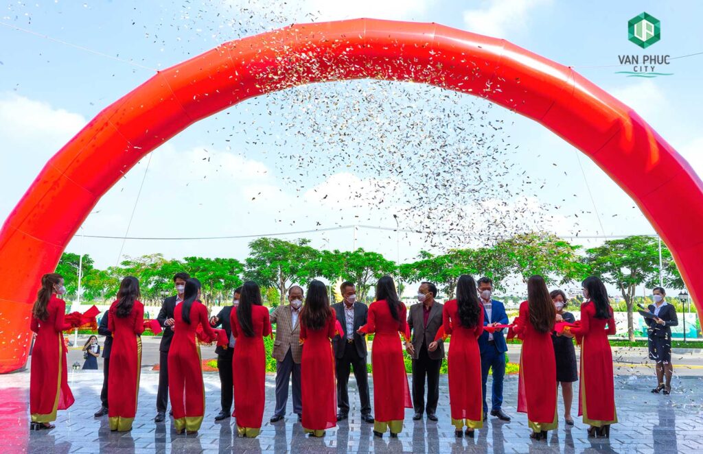 Lãnh đạo Van Phuc Group cắt băng khai trương Sales Gallery