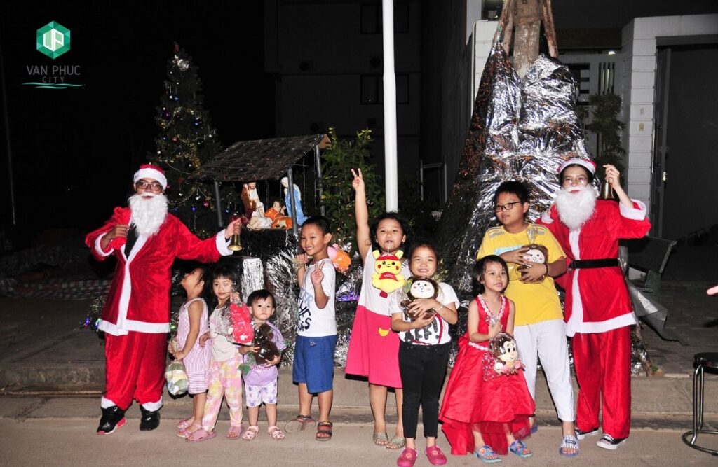 cu dan khu do thi van phuc vui don giang sinh