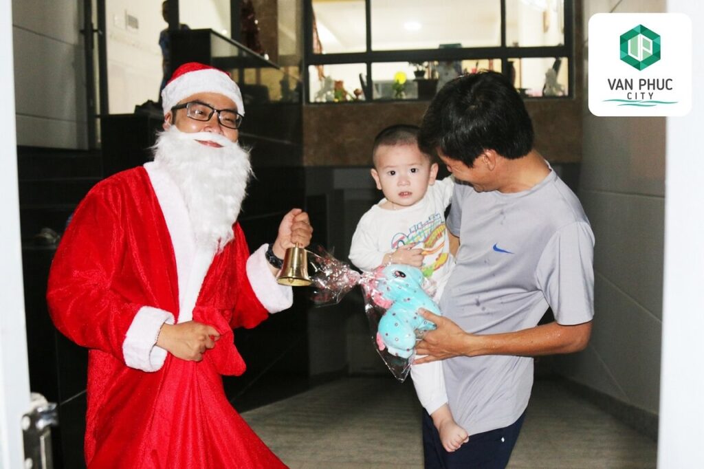 cu dan khu do thi van phuc vui don giang sinh