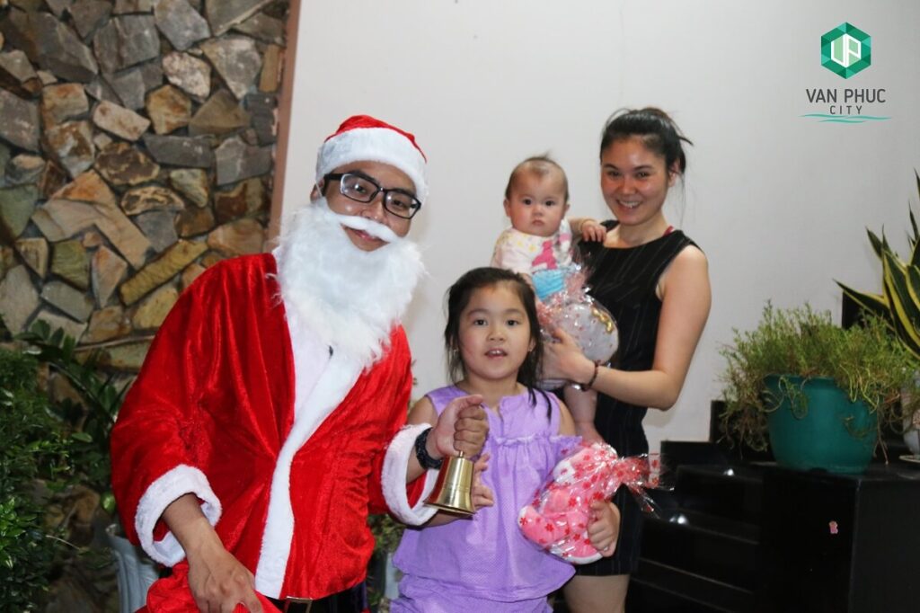 cu dan khu do thi van phuc vui don giang sinh