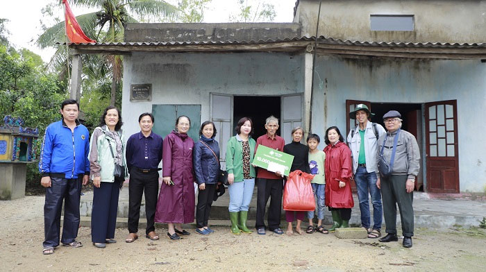 ung ho dong bao mien trung bị lu lut