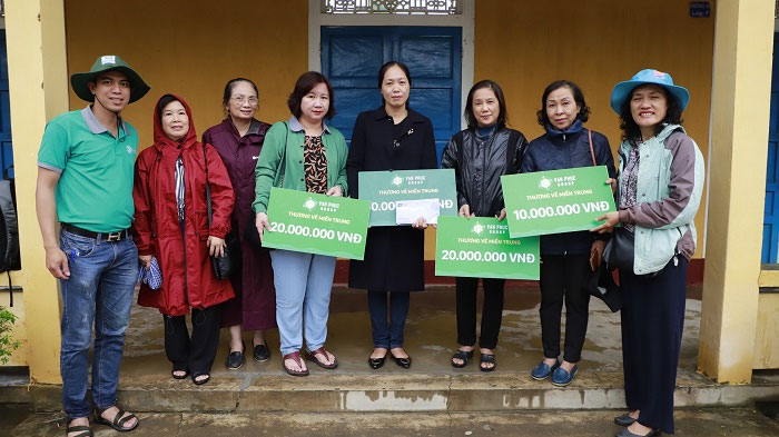 ung ho dong bao mien trung bi lu lut