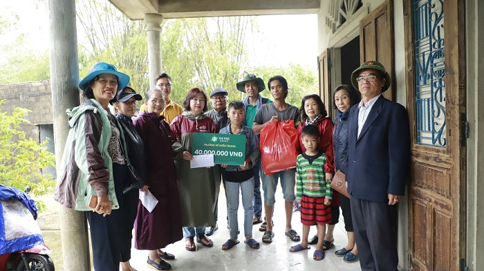 ung ho dong bao mien trung bị lu lut