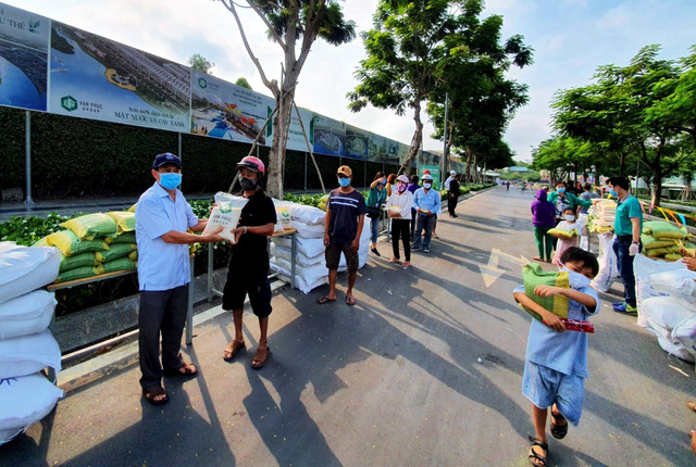 van phuc group tang 25 tan gao giup nguoi ngheo