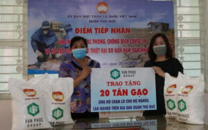 van phuc group tang 25 tan gao giup nguoi ngheo