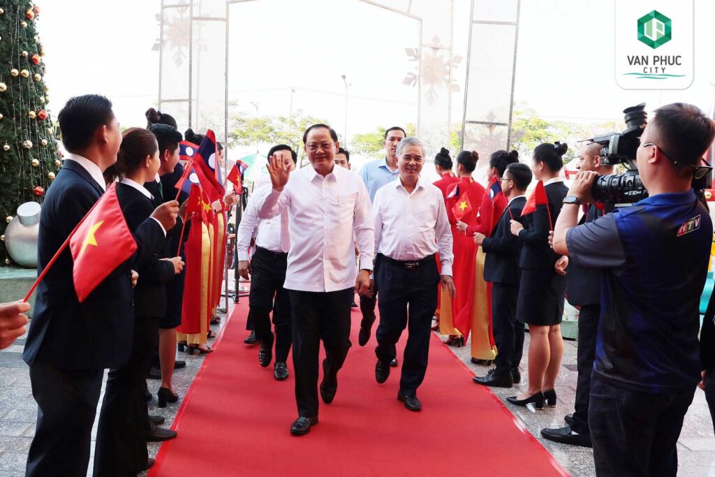 pho thu tuong lao tham va lam viec tai van phuc city