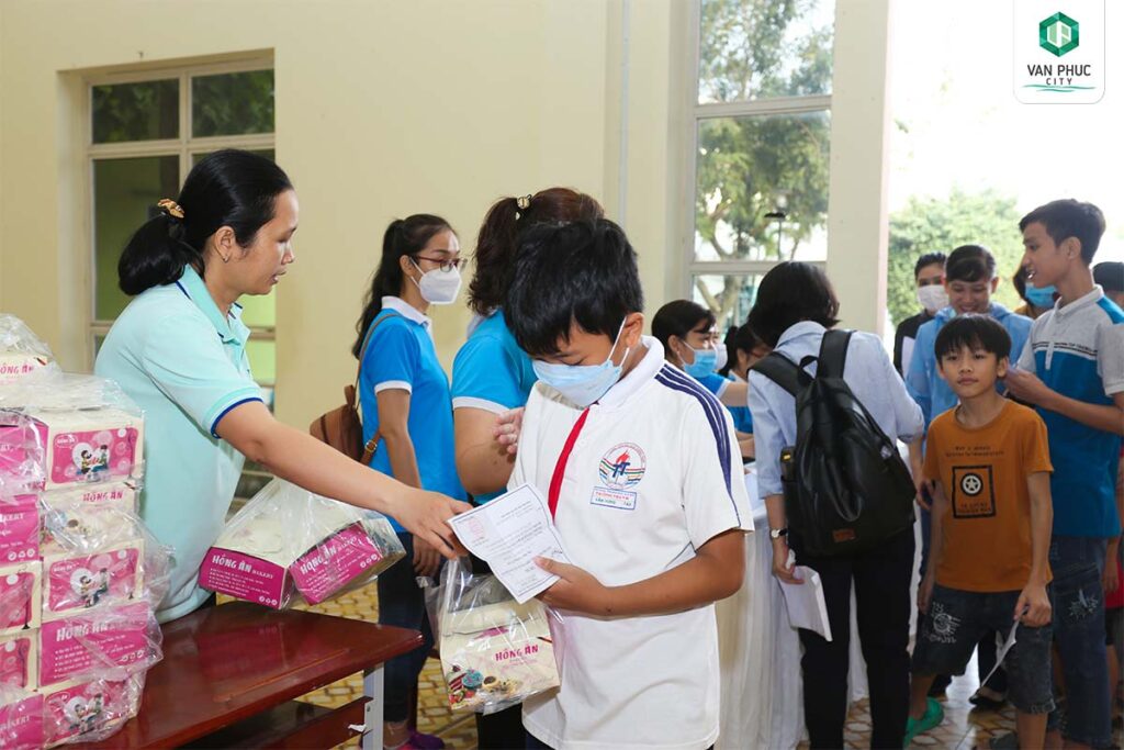 vạn phúc group tặng quà tết cho trẻ em