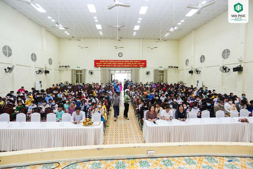 vạn phúc group tặng quà tết cho trẻ em