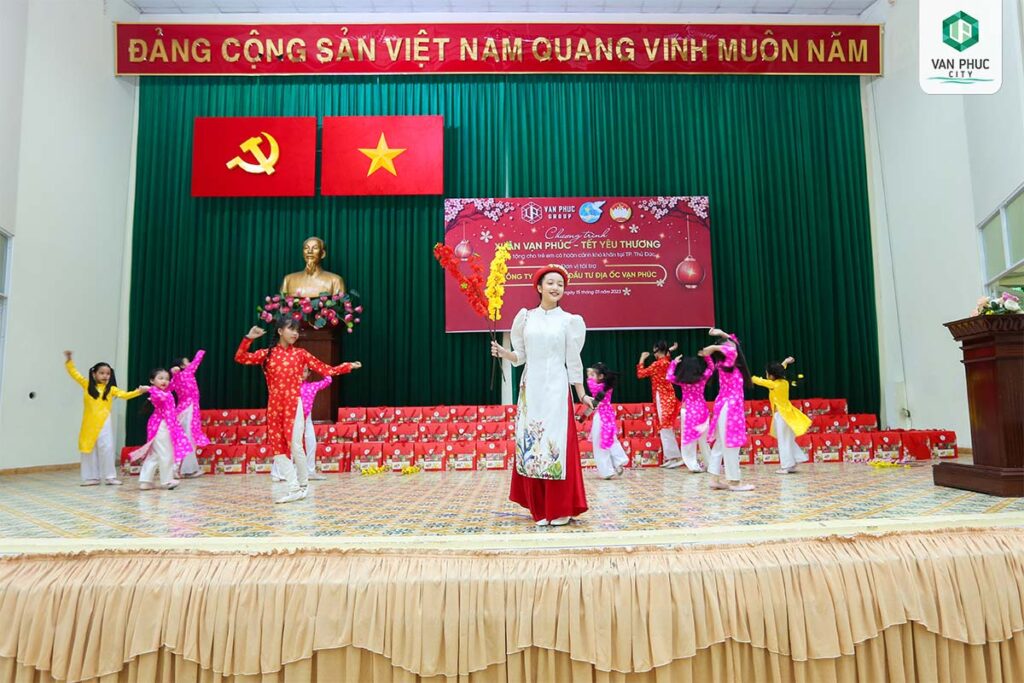 vạn phúc group tặng quà tết cho trẻ em