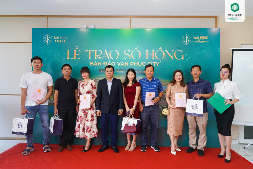 trao sổ hồng cho cư dân vạn phúc city
